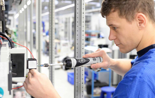 Elektroinstallateur installiert Komponente