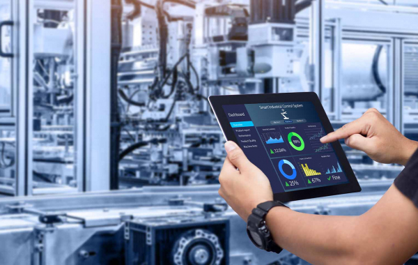 Über ein Touchscreen-Display werden Gebäudefunktionen kontrolliert und gesteuert