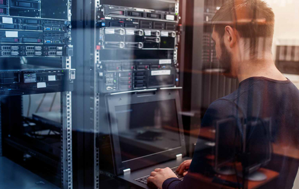 Netzwerktechniker arbeitet am Serverschrank